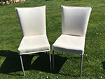 zwei-weiße-stuhle